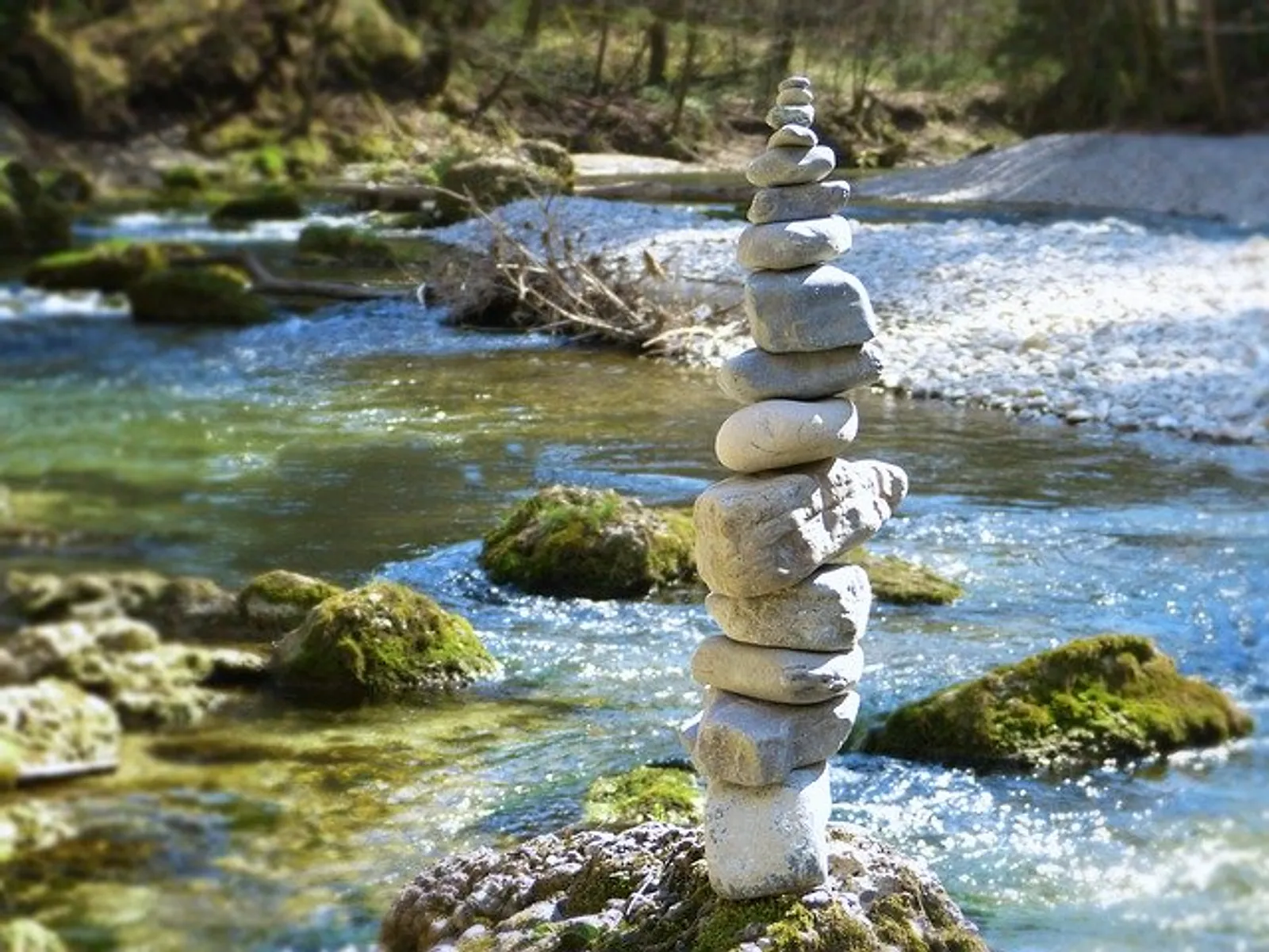 Eau pyramide pierres.jpg